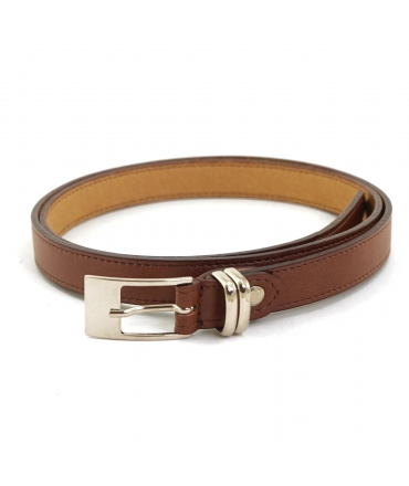 Cinturón vegano fino VSI SENE marrón con hebilla plateada rectangular. Fabricado en Italia.