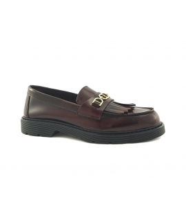Mocasines veganos VSI NOEL en color rojo oscuro con flecos brillantes y bocado de caballo, fabricados en Italia.