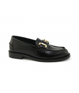 Mocasines veganos VSI AMALIA negros brillantes con clip dorado. Hechos en Italia.