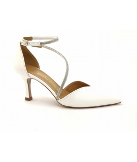 Weisse, vegane Brautschuhe von VSI AMOUR mit Schmucksteinen und spitzem Absatz, hergestellt in Italien.