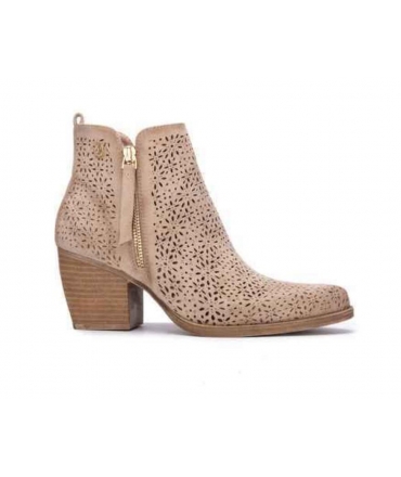 Botines camperos veganos beige perforados XTI con cremallera y tacón y puntera western