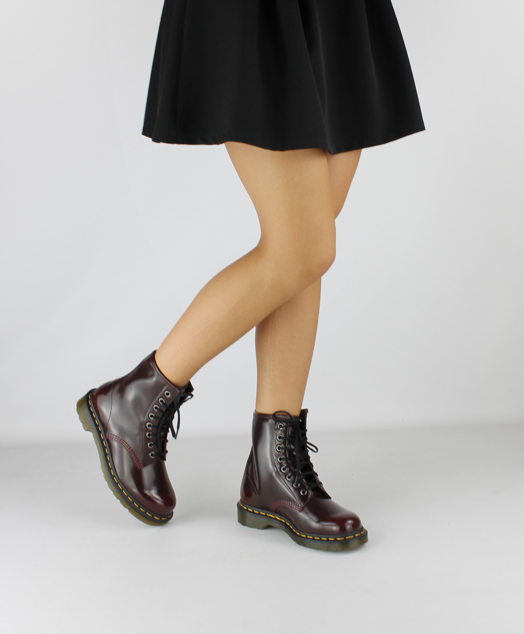 dr martens cherry 8 buchi anfibio donna indossato