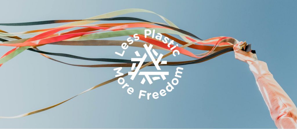 Immagine pubblicitaria recitante "less plastic more freedom"
