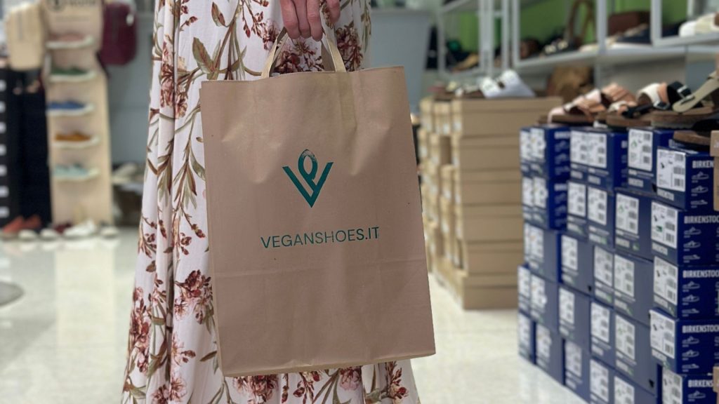Eventi Vegan - VEGANSHOES.IT - Col cavolo 2023 winter - immagine con shopper personalizzata