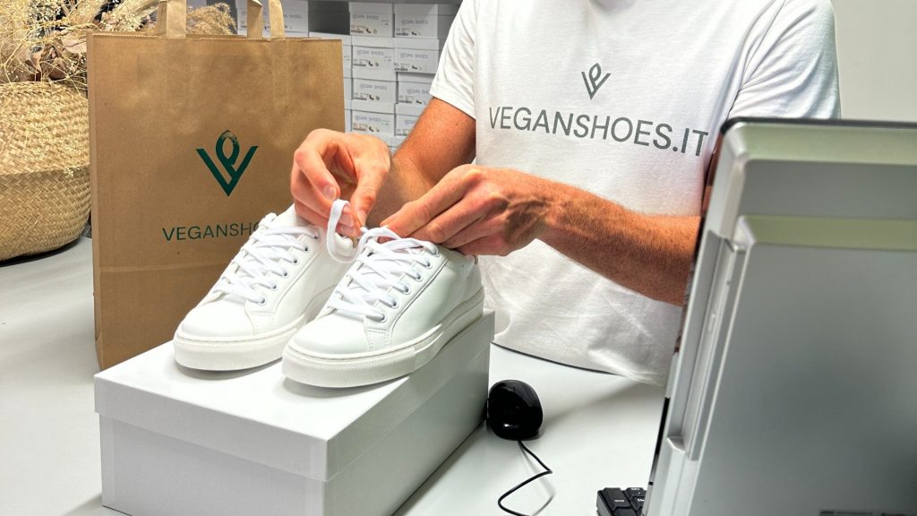 Vendita di scarpe vegan bianche