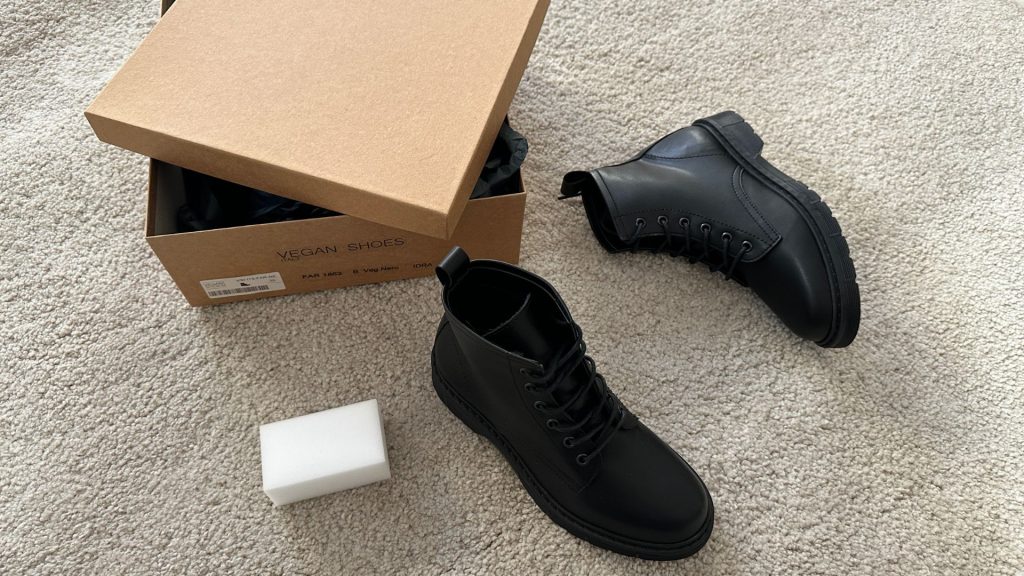 Scarpe vegane con gomma magica