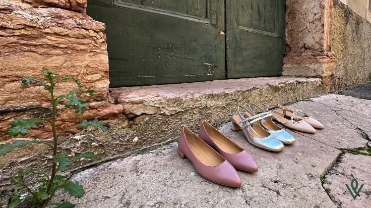 VEGANSHOES.IT - Scarpe in linea davanti ad un portone