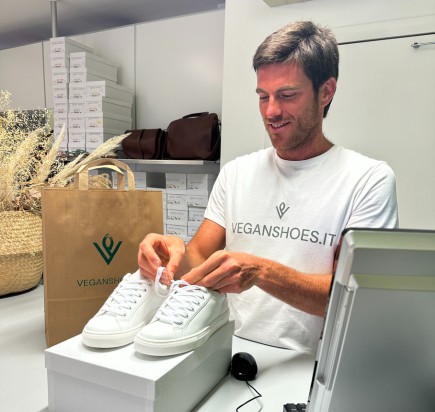 Store Hours at VeganShoesItaly